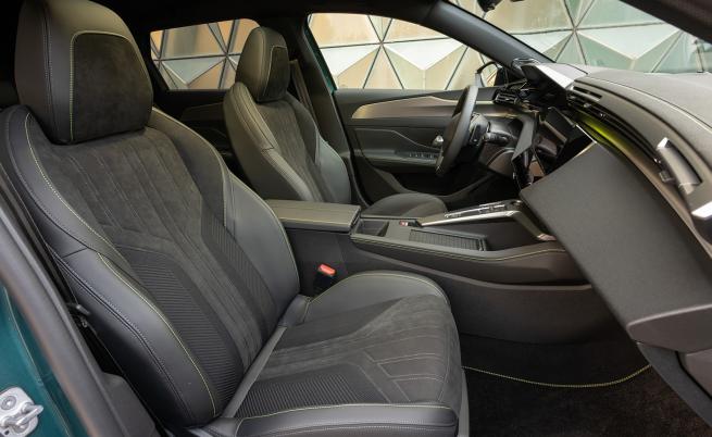  STOP & GO: Седалките са страхотни, а гаранция за ергономията им е документът от AGR (Aktion für Gesunder Rücken). 