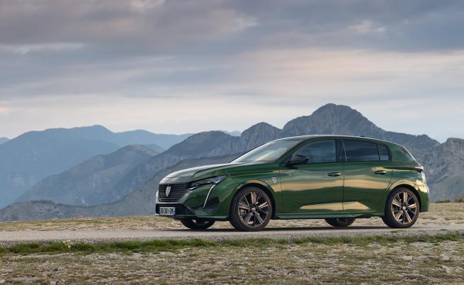  STOP & GO: Peugeot 308 се предлага със седем екстериорни цвята, като за мен най-впечатляващи са Olivine Green и Vertigo Blue. 