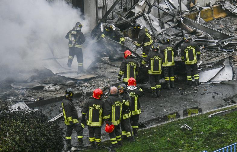 Самолет се разби в сграда в Милано