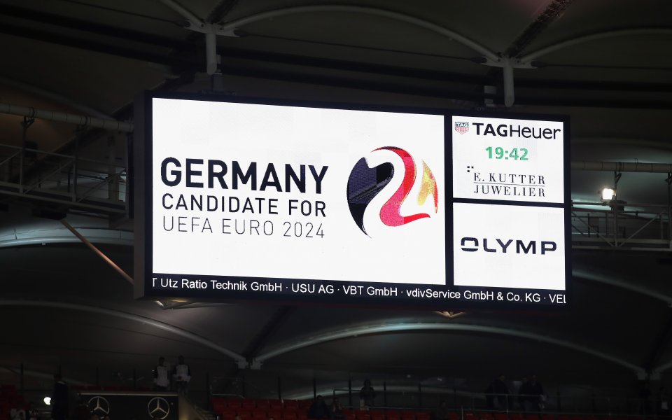 На бляскава церемония на Олимпийския стадион в Берлин, УЕФА официално