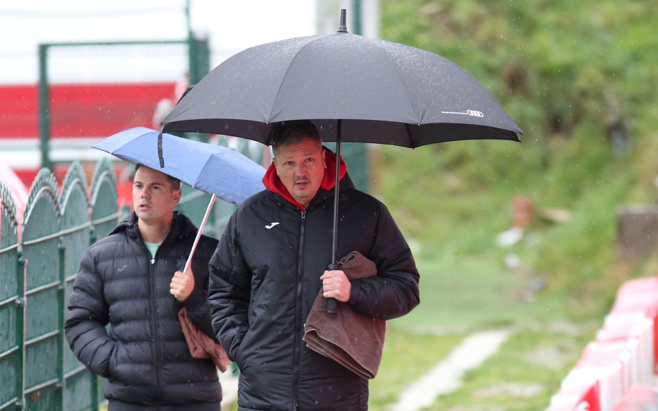 Любослав Пенев гледа на живо контролата между Царско село и