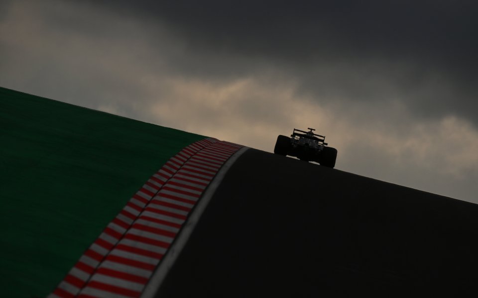 Люис Хамилтън спечели квалификацията преди Гран при на Турция, но