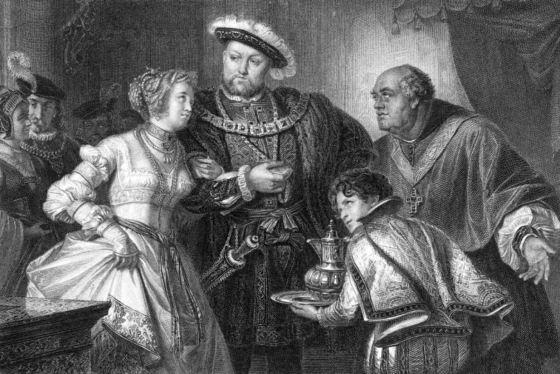 <p><strong>Триъгълникът, който основава нова църква</strong></p>

<p>Хенри VIII: бивш крал на Англия и повелител на любовните триъгълници. Той създава изцяло нова църква, за да се отърве от първата си съпруга! Първоначално омъжена за покойния по-голям брат на Хенри, Катерина Арагонска (испанска принцеса) се оказва кралица на Англия, като се омъжва за по-малкия брат на първия си съпруг, Хенри. Няколко години по-възрастна от новия си съпруг, Катрин е предана и любяща съпруга, дори и при сърцераздирателните спонтанни аборти, мъртвородените деца и многобройните му афери.</p>

<p>Нещата обаче се променят, когато Хенри се влюбва в придворната дама на Катрин, Ан Болейн. Катрин не е родила мъжки наследник (а бащата на Хенри слага край на повече от век междуособни войни, така че това е важно за него). Хенри поискал развод от папата, което не го спохожда лесно. Отчасти заради желанието си да се откъсне от Катрин и да се ожени за &quot;истинската си любов&quot;, Хенри се откъсва от Рим и създава Англиканската църква.</p>

<p>Като глава на Църквата той може да си даде развод, което и прави. Хенри се жени за Ан, ражда им се бъдещата кралица Елизабет I, а останалото е история.</p>

<p>&nbsp;</p>