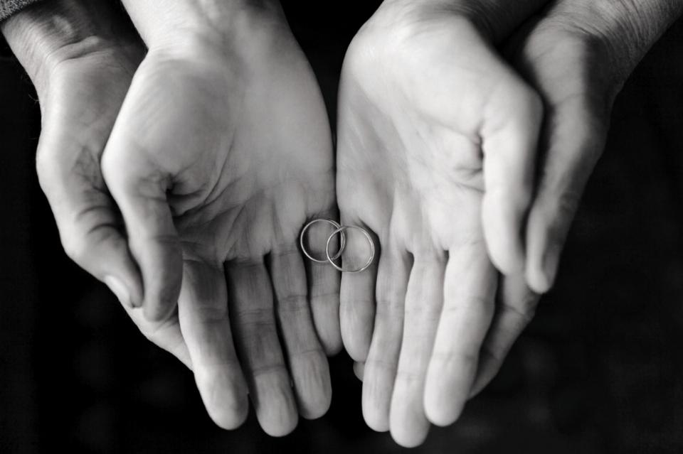 любов двойка връзка брак пръстени ръце сватба черно и бяло