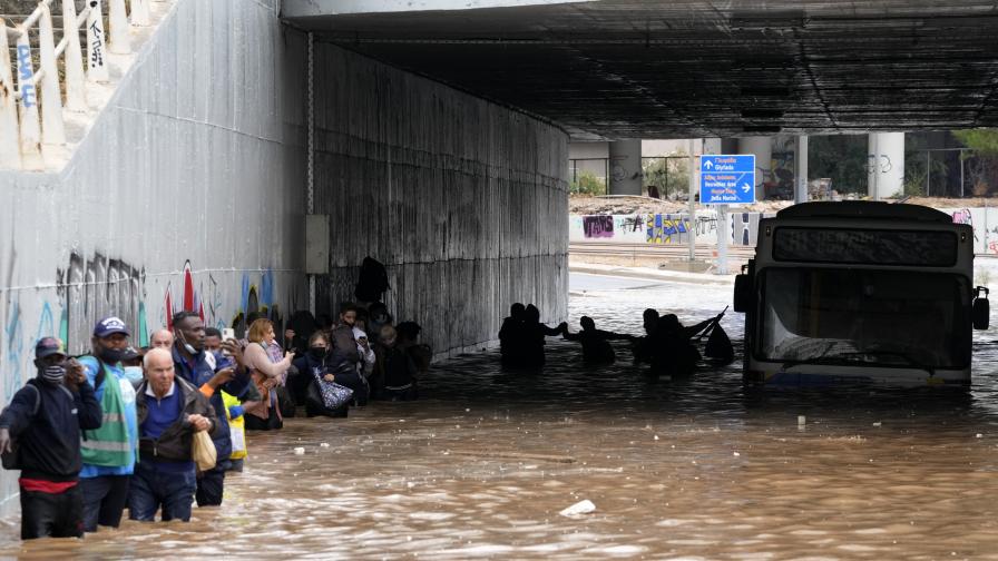 Тежки наводнения в Атина, Гърция