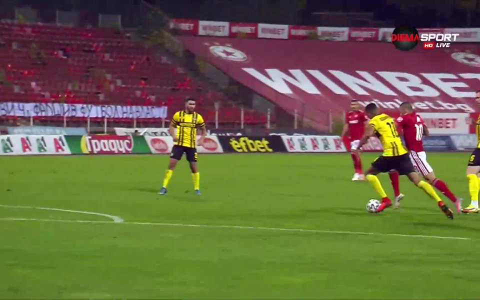 Георги Йомов увеличи преднината на ЦСКА с красив изстрел от