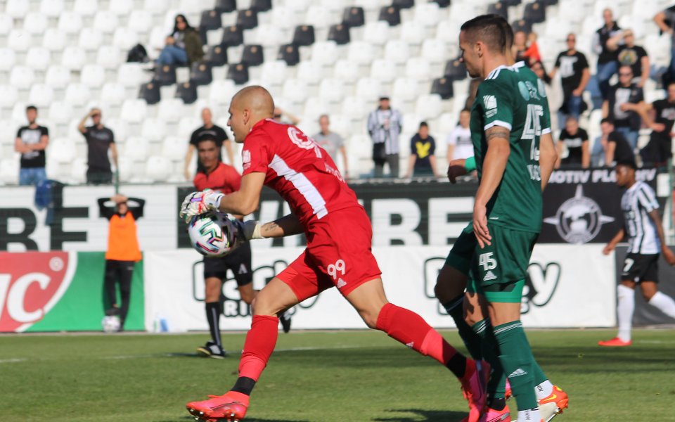 Пирин е освободил титулярния си вратар, научи Gong.bg. От днес