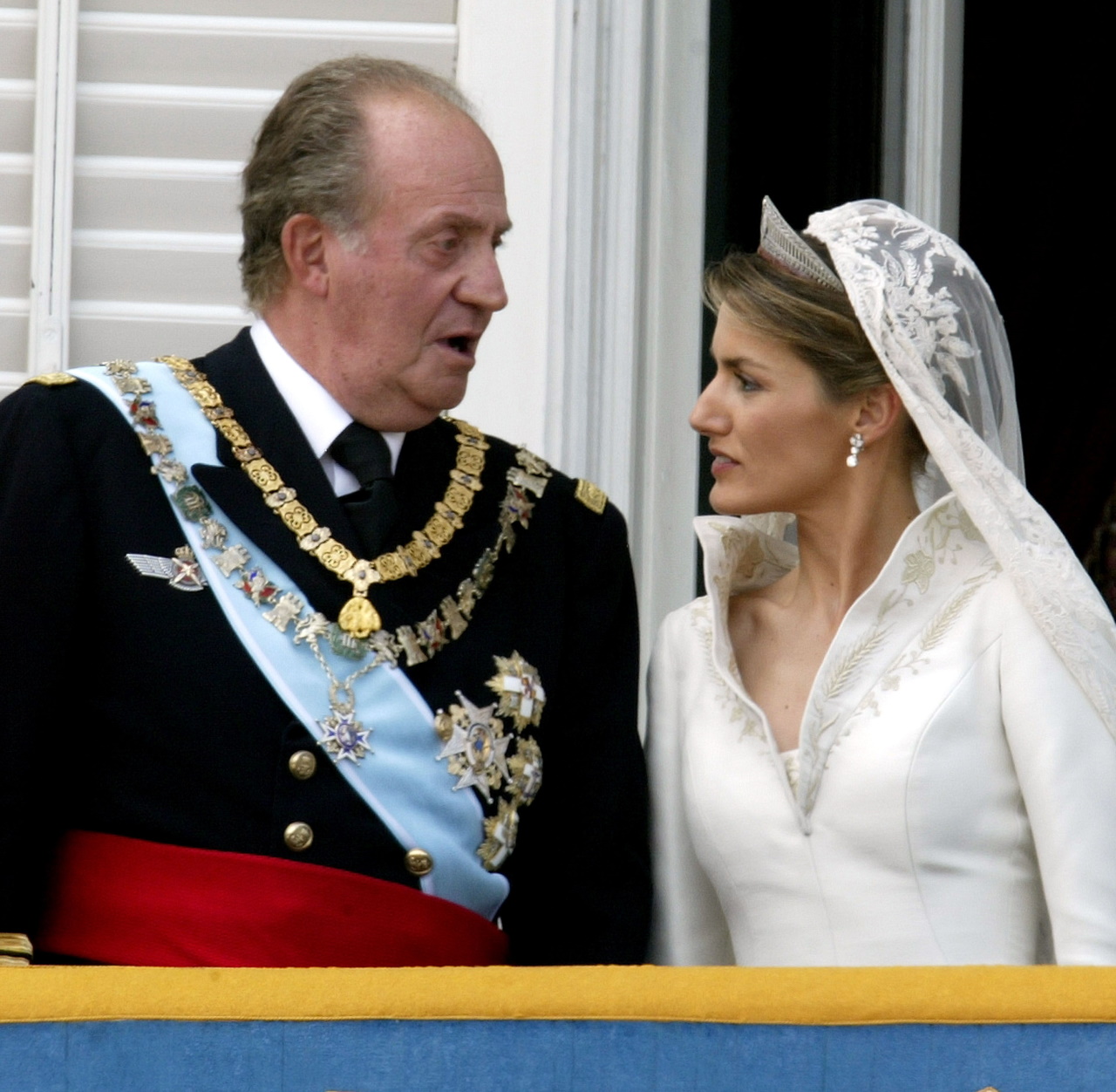<p>Крал Хуан Карлос със снаха си Летисия на сватбата ѝ за престолонаследника принц Фелипе през 2004 г.</p>