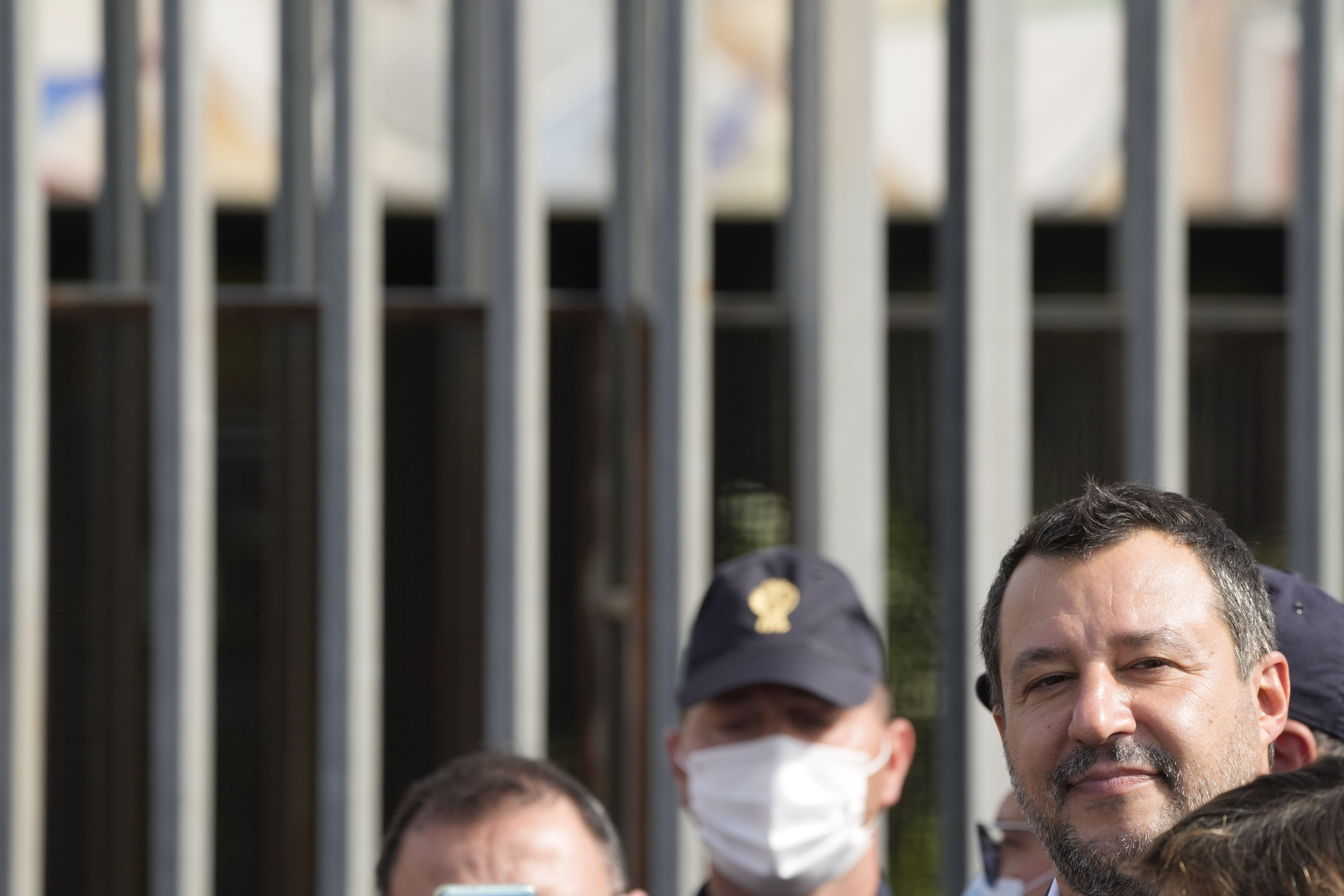 <p>Бившият италиански министър на вътрешните работи Матео Салвини бе изправен днес пред съда по обвинения в отвличане. Причината е, че през 2019 г. крайнодесният политик не позволи на испански кораб със спасени мигранти да влезе в пристанище в Сицилия и той остана дни наред в морето</p>