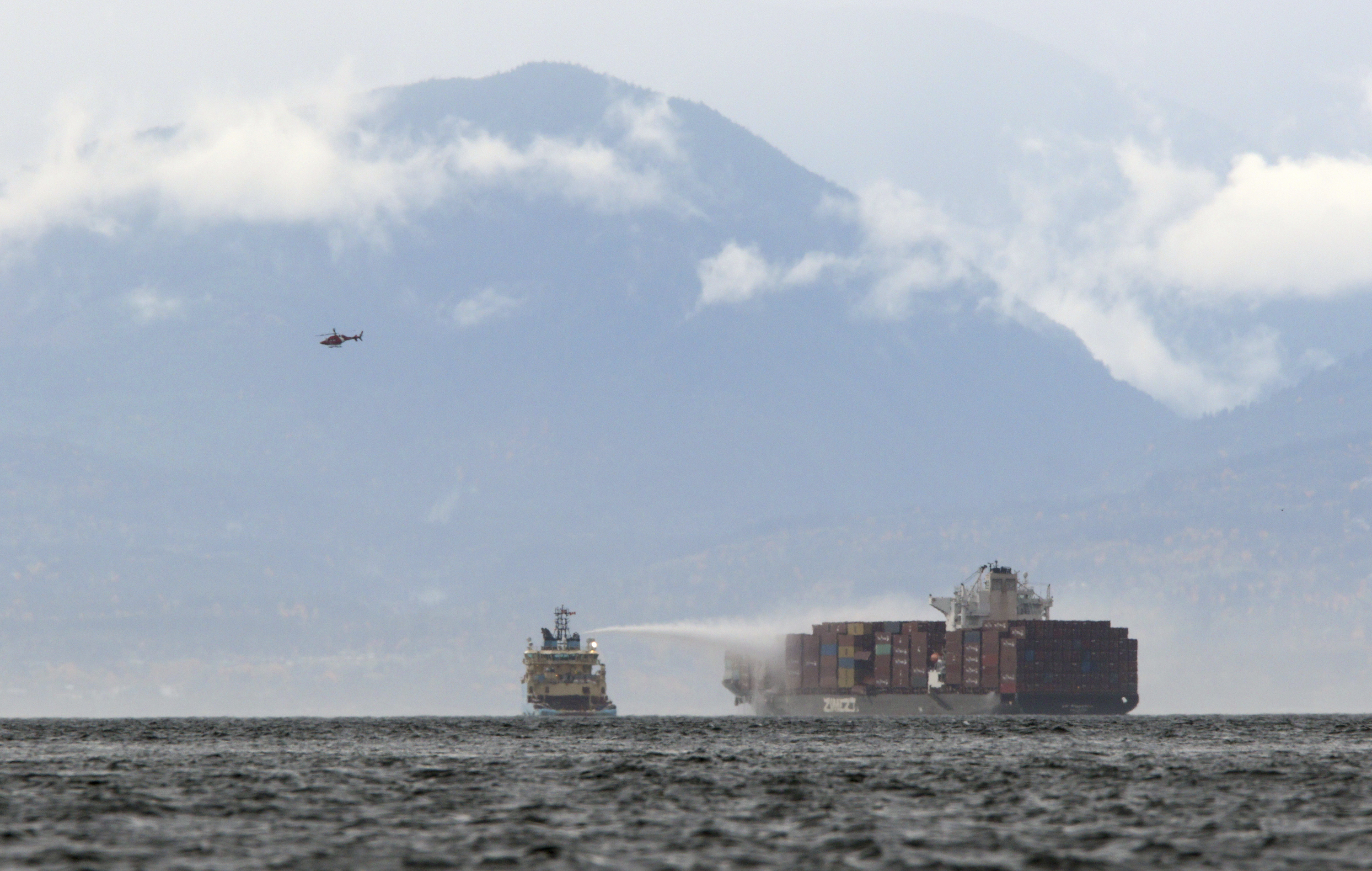 <p>Пожар обхвана контейнери на кораб, превозващ химикали край Канада</p>