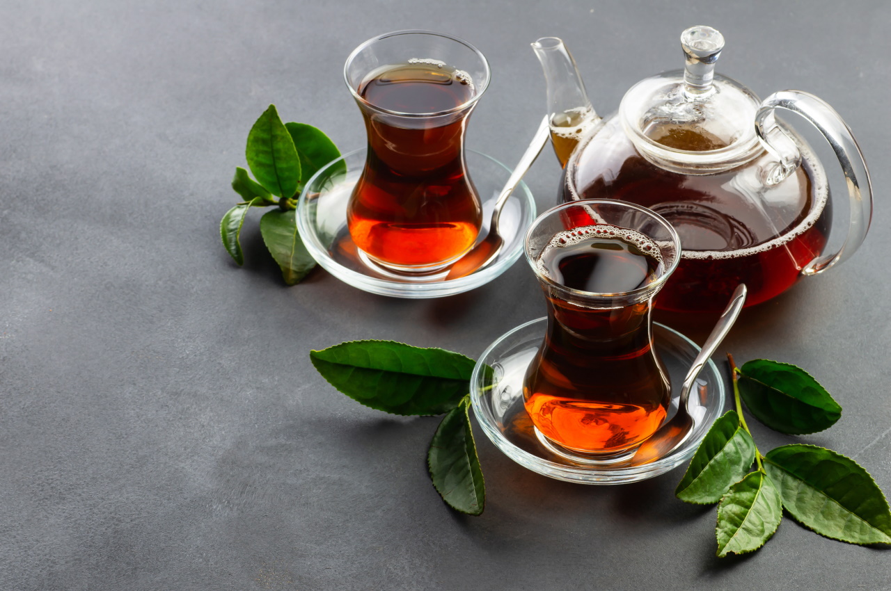 <p><strong>Черен чай</strong></p>

<p>Черният чай съдържа най-много кофеин и полифеноли. Някои изследвания показват, че черният чай играе специална роля в предотвратяването на затлъстяването, като се намесва в механизмите за наддаване на тегло.</p>