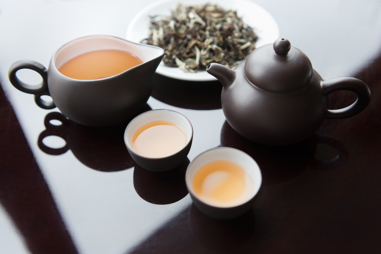 <p><strong>Бял чай</strong></p>

<p>Името &bdquo;бял чай&ldquo; произлиза от финия сребристобял мъх, с който неотворените пъпки на чаеното растение са покрити. Самата напитка не е безцветна или бяла, а има светложълт оттенък. Белият чай обикновено е с по-ниско съдържание на кофеин и по-високо на флуорид, което се отразява положително на здравето на зъбите.</p>