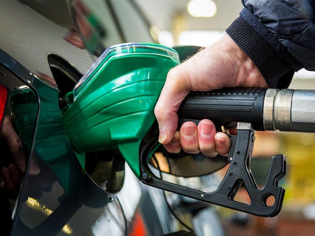 Цената на бензина продължава да пада, като за последните три
