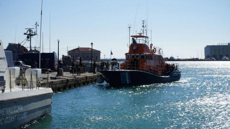 Четири деца се удавиха при потъване на лодка с мигранти край гръцки остров