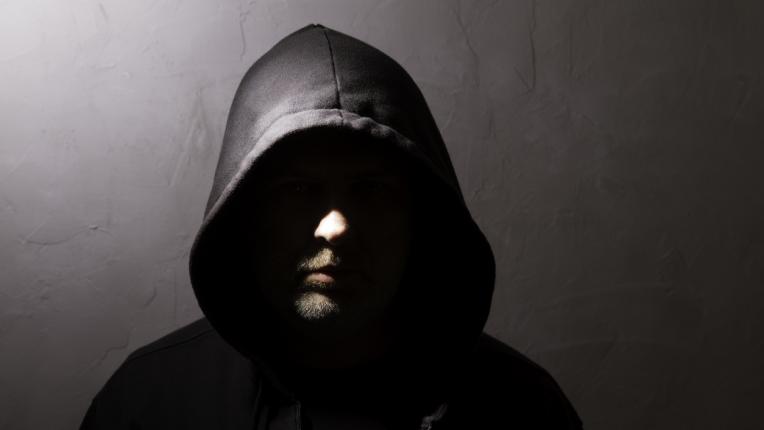  Смразяващи кръвта истории на дами със страшни мъже 