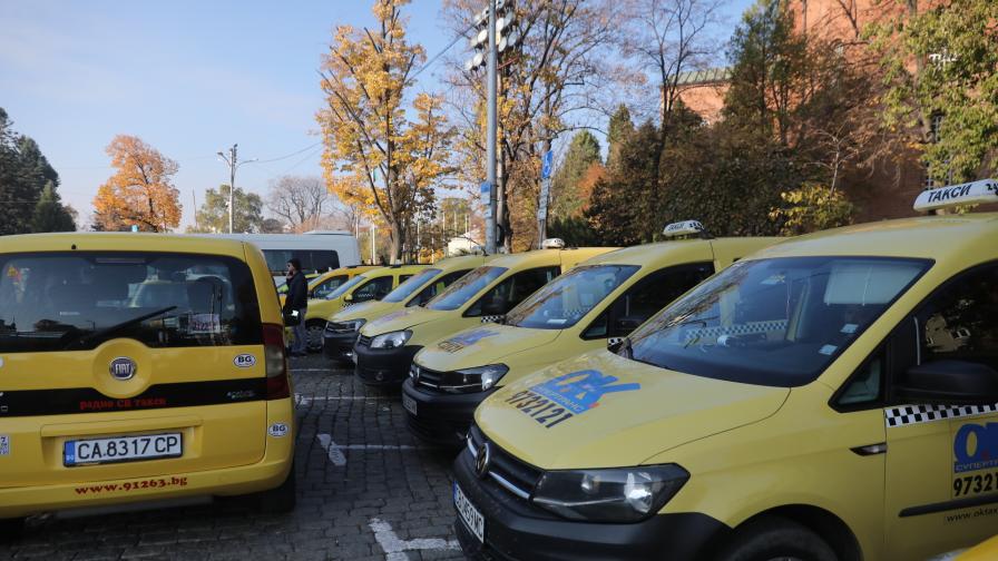 Протест на таксиметровите шофьори в София: искат двойни тарифи