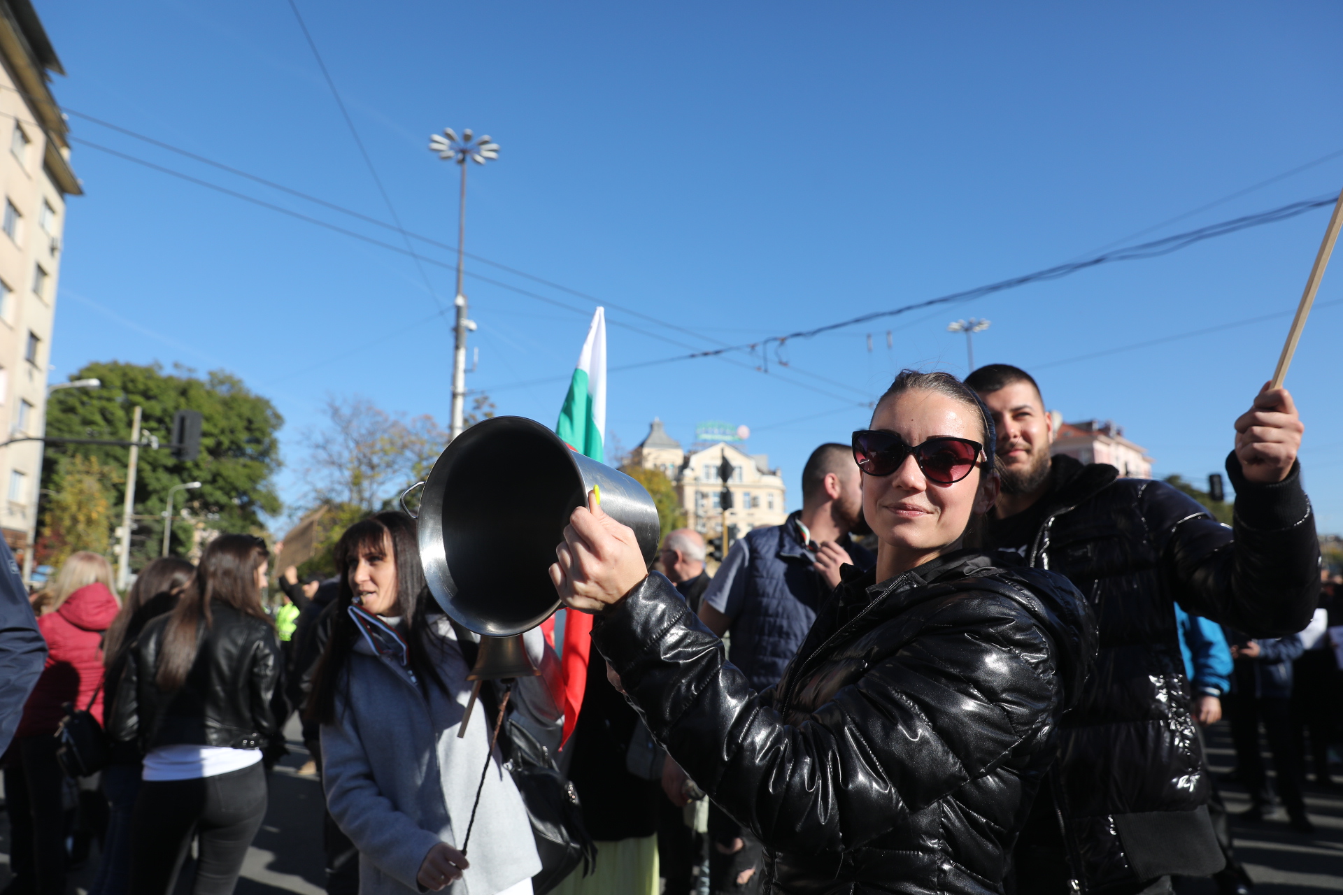 <p>Протест в София на представители на бизнеса, пострадал от новите ограничителни мерки.&nbsp;По-рано днес протестиращите блокираха за кратко пл. &quot;Орлов мост&quot;.</p>