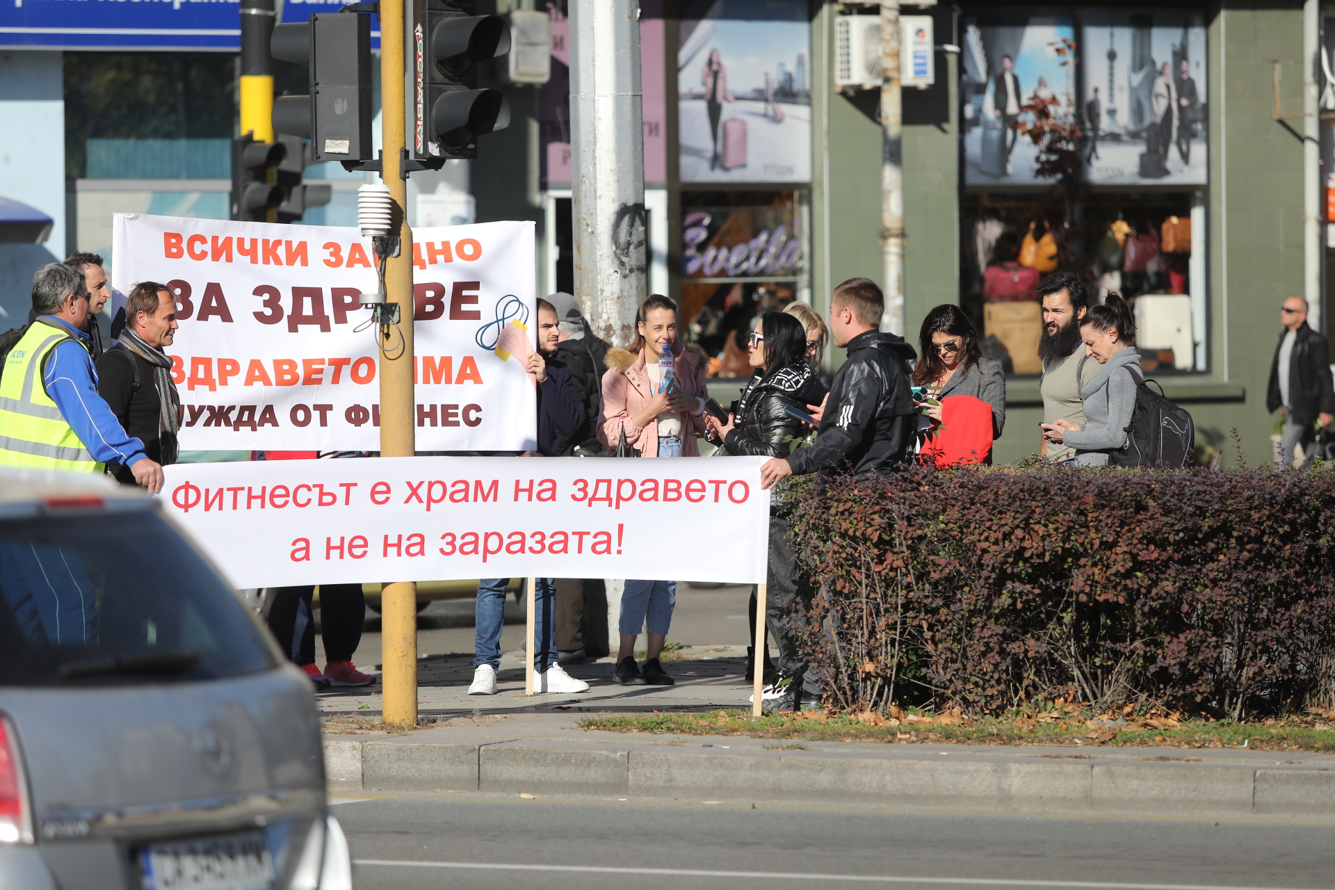 <p>Протест в София на представители на бизнеса, пострадал от новите ограничителни мерки.&nbsp;По-рано днес протестиращите блокираха за кратко пл. &quot;Орлов мост&quot;.</p>