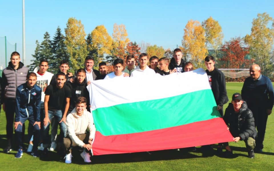 Президентът на Българския футболен съюз Борислав Михайлов лично посрещна юношеския