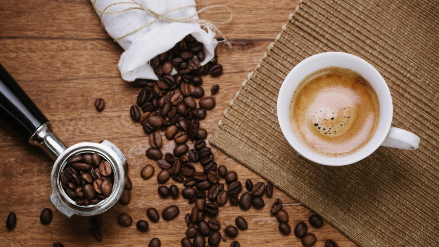 <p>Съхранявайте кафето в плътно затворени контейнери при стайна температура, далеч от топлина, влага и пряка слънчева светлина.</p>