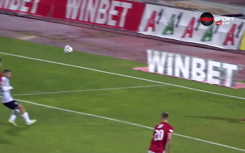 Локо Пд се възползва от грешка в "червените" редици и