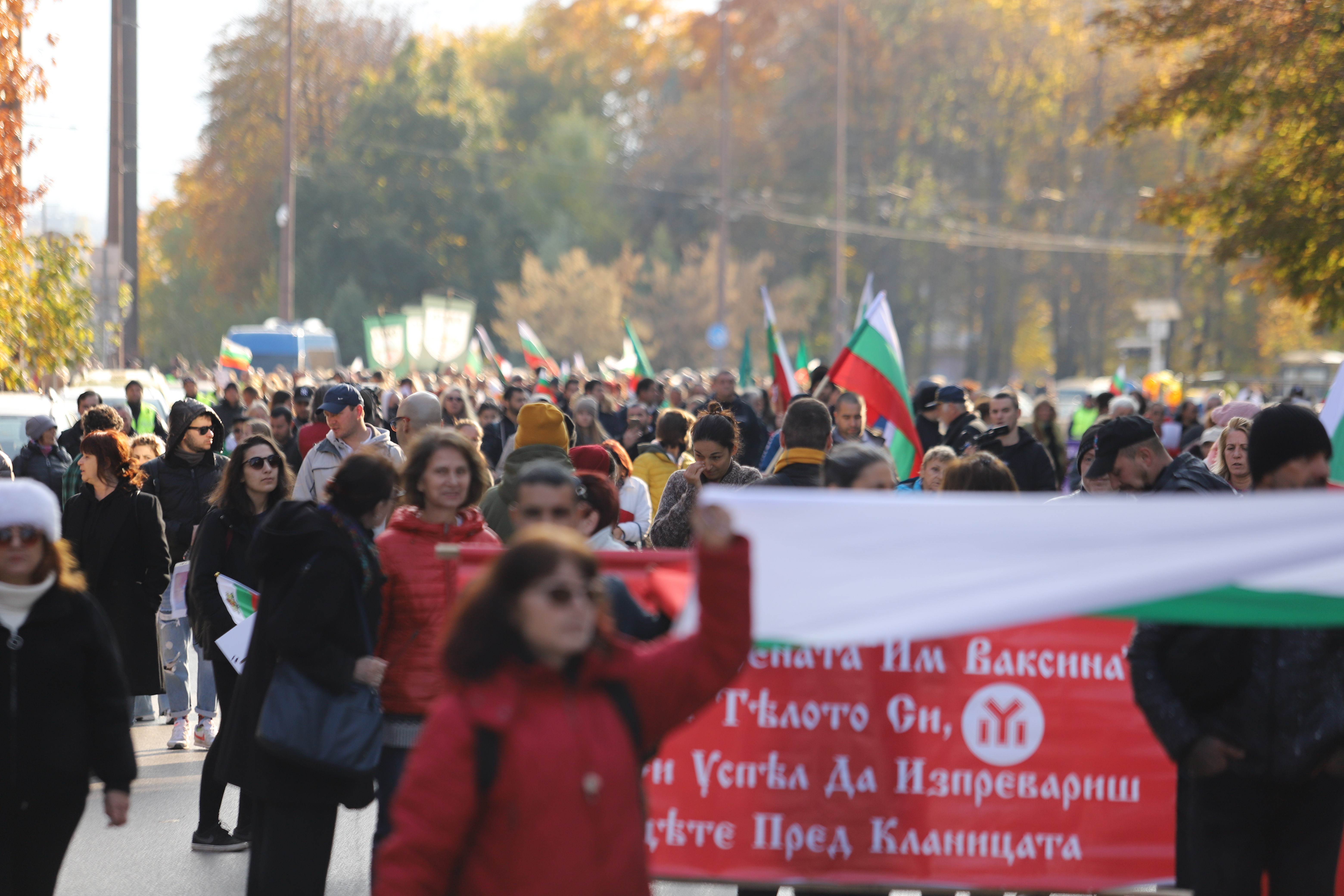 <p>Учители и родители протестират пред сградата на Министерството на здравеопазването срещу зелените сертификати, задължителната ваксинация и тестването на деца за COVID-19. Гражданите първоначално се събраха пред НДК и шествието им мина по пешеходната част на бул. &quot;Витоша&quot; до сградата на министерството</p>