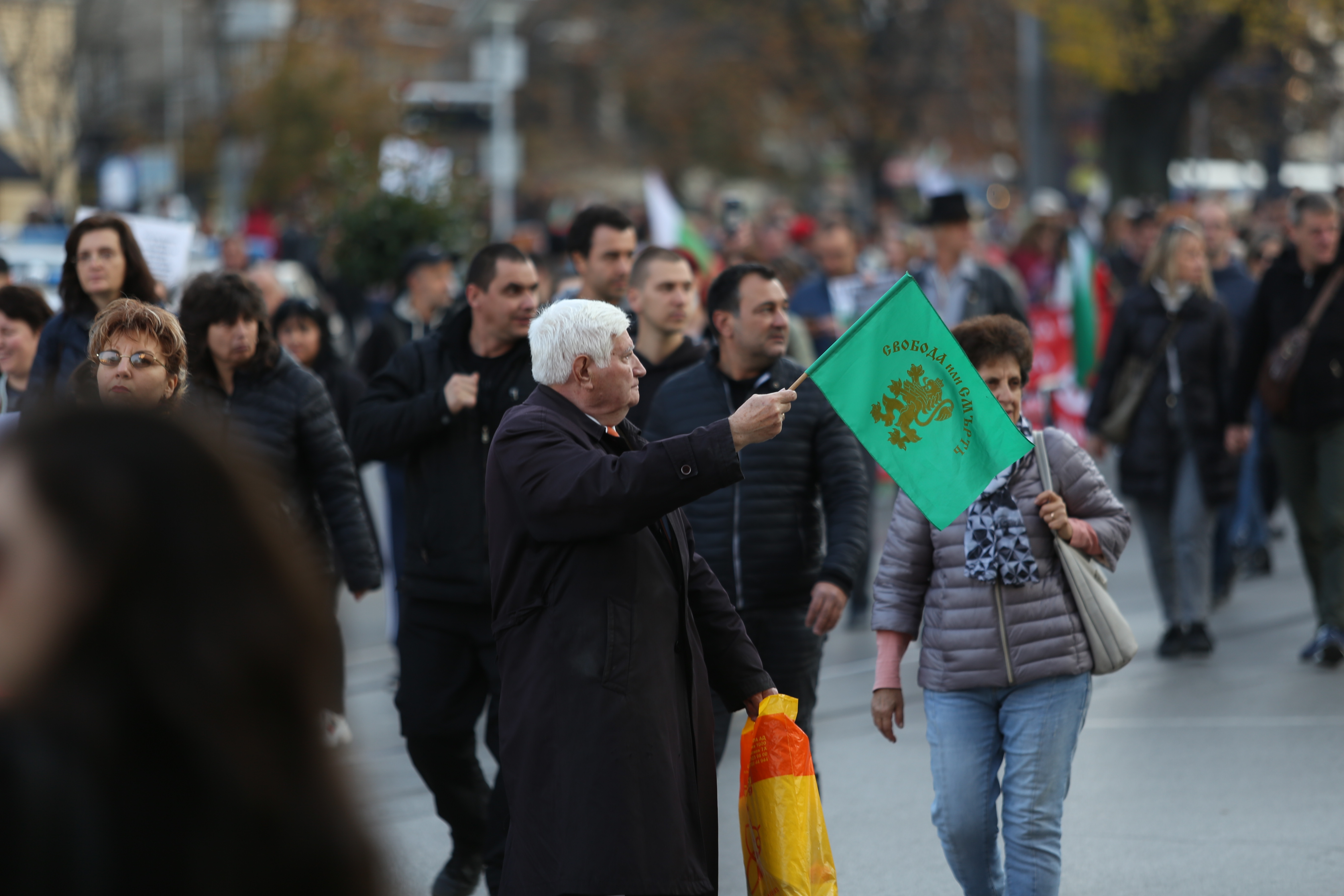 <p>Учители и родители протестират пред сградата на Министерството на здравеопазването срещу зелените сертификати, задължителната ваксинация и тестването на деца за COVID-19. Гражданите първоначално се събраха пред НДК и шествието им мина по пешеходната част на бул. &quot;Витоша&quot; до сградата на министерството</p>