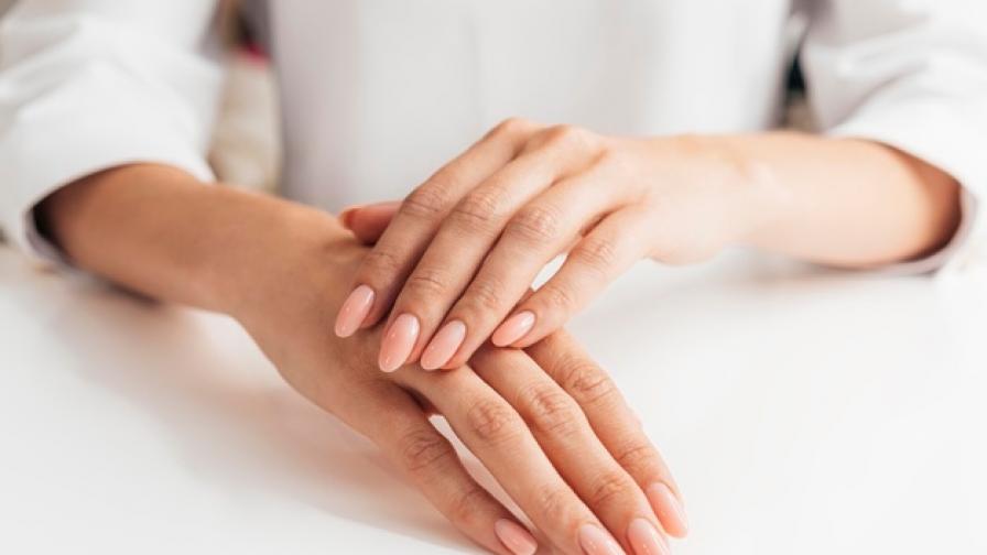 Как правилно да се грижим за кожата на ръцете в по-студено време