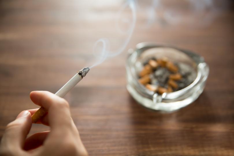 <p><strong>Цигарен дим</strong></p>

<p>Дори и самите вие да не пушите цигари, самото пребиваване в близост до пушач може да има сериозни трайни последици за здравето ви. Цигареният дим съдържа повече от 7000 химикала, около 70 от които са известни като причинители на рак.&nbsp; Най-добрият начин да се предпазите от това е да забраните на всички да пушат в дома ви, особено при затворени прозорци и врати.</p>

<div id="simple-translate">
<div>
<div class="simple-translate-button isShow" style="background-image: url(&quot;moz-extension://430c80c2-a426-47c1-b0f2-31270ecb13d0/icons/512.png&quot;); height: 22px; width: 22px; top: 40px; left: 109px;">&nbsp;</div>

<div class="simple-translate-panel " style="width: 300px; height: 200px; top: 0px; left: 0px; font-size: 13px; background-color: rgb(255, 255, 255);">
<div class="simple-translate-result-wrapper" style="overflow: hidden;">
<div class="simple-translate-move" draggable="true">&nbsp;</div>

<div class="simple-translate-result-contents">
<p class="simple-translate-result" dir="auto" style="color: rgb(0, 0, 0);">&nbsp;</p>

<p class="simple-translate-candidate" dir="auto" style="color: rgb(115, 115, 115);">&nbsp;</p>
</div>
</div>
</div>
</div>
</div>