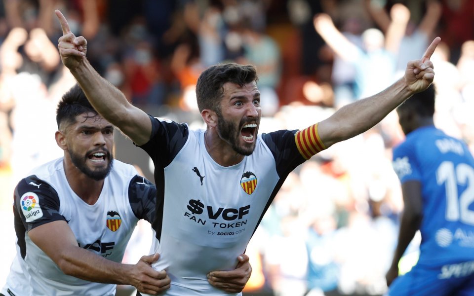 Валенсия се опитва да продължи договора на защитника Хосе Гая,