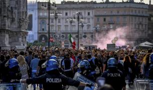 Снимката е архивна и показва протест в Милано срещу здравния пропуск