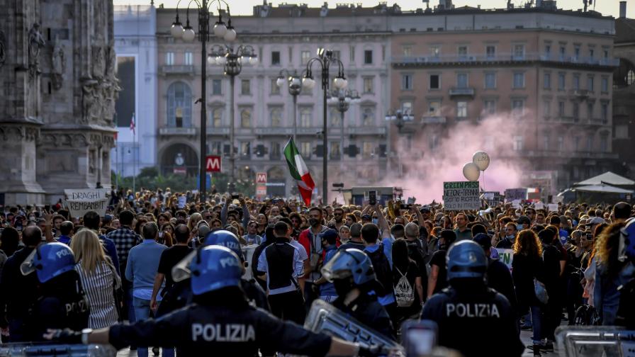 Снимката е архивна и показва протест в Милано срещу здравния пропуск