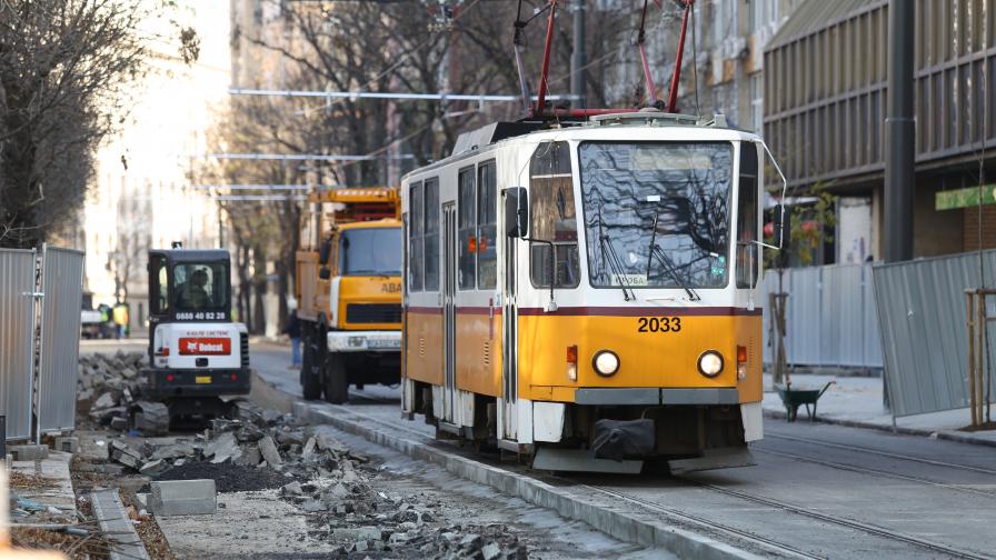 Пуснаха тестово трамвай по ремонтираното трасе на столичната "Алабин"