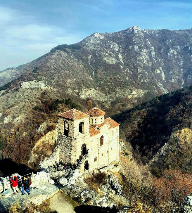Високо в планината като страж стои една от най-красивите крепости в България - Асеновата крепост