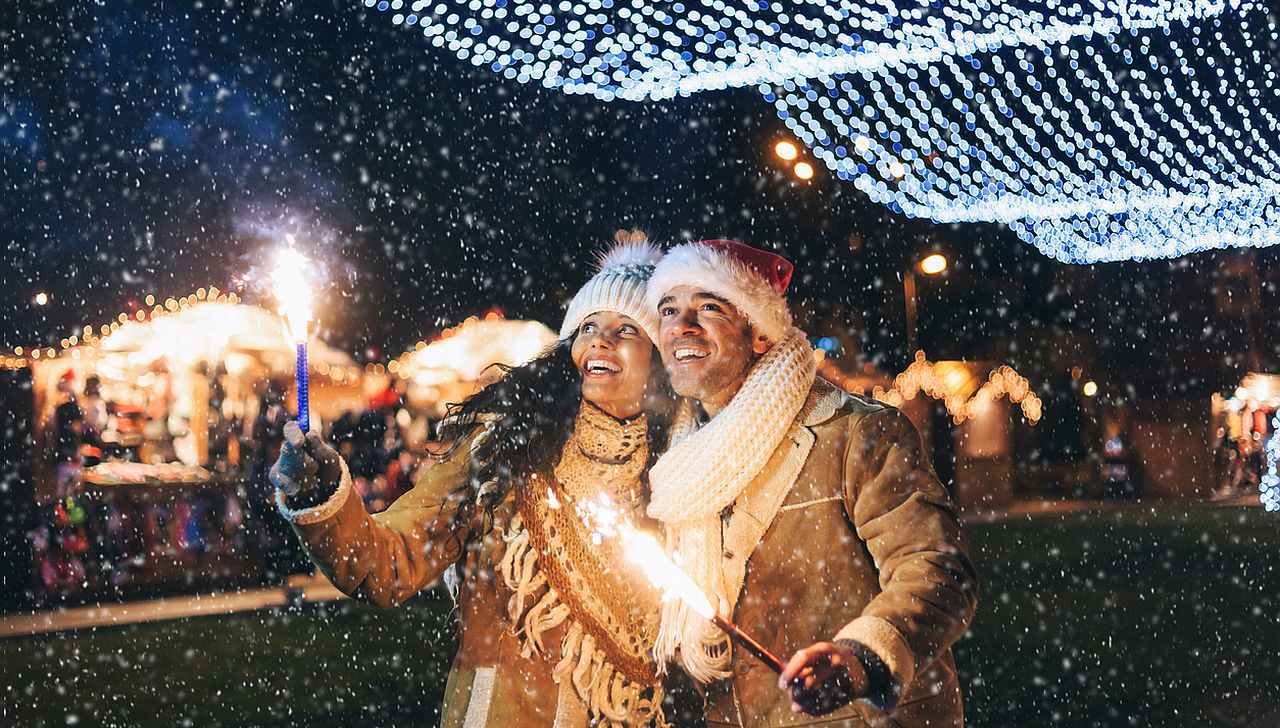 <p><iframe frameborder="0" height="340" scrolling="no" src="https://assets.pinterest.com/ext/embed.html?id=114982596714514053" width="345"></iframe></p>

<p><strong>Изгаряне на старата година (Италия)</strong></p>

<p>Италианската новогодишна традиция il Rogo del Vecchione (означава &bdquo;Изгарянето на стареца&ldquo;) в град Болоня включва ритуално изгаряне на чучело, символизиращо възрастен мъж. По този начин символично се изгаря старата година, за да се прогони лошият късмет и да се отвори път за доброто през следващата</p>