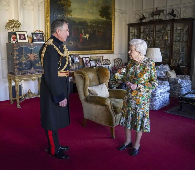 Кралица Елизабет Втора беше заснета да стои права и да се усмихва в замъка Уиндзор