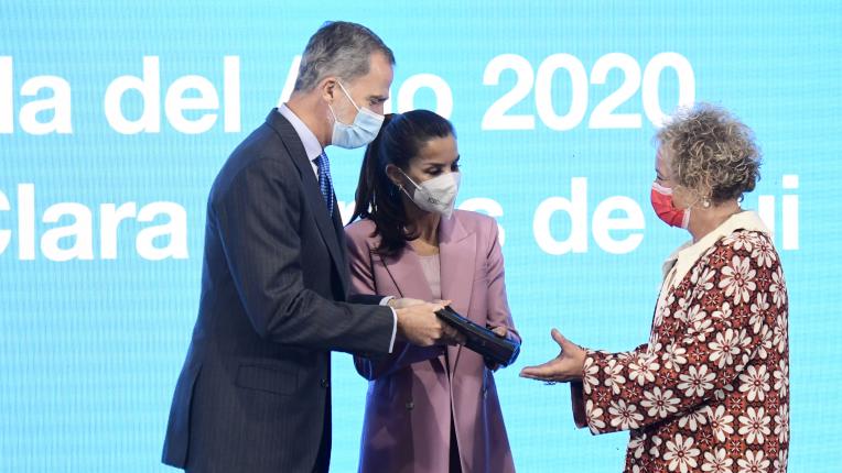  Испанската кралица в цветна делова визия 