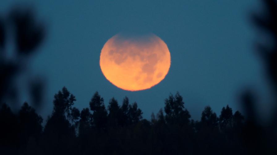 <p>Луната се обагри в червено тази нощ, вижте я</p>