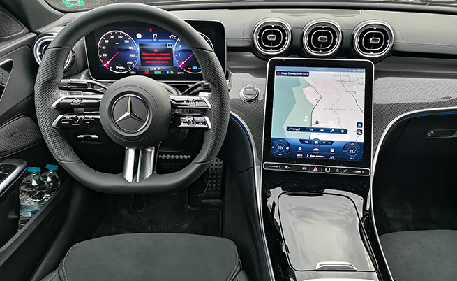  STOP & GO: Като алтернатива може да се поръча пъстър Head-up екран. Водачът следи изображение с размер 23 х 8 см, реещо се на към 4,5 м пред него. 