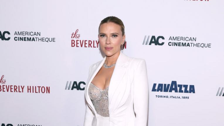  Скарлет Йохансон с премия и първа поява на аления килим след раждането 