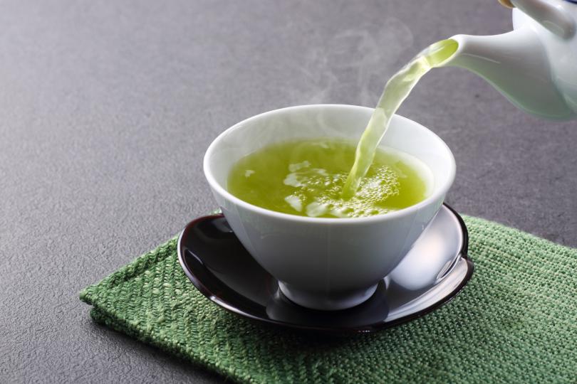 <p><strong>Зелен чай</strong></p>

<p>Висококачествените чаени листа съдържат L-теанин, който помага за облекчаване на стреса, улеснява справянето с неприятни ситуации и подобрява паметта и вниманието. Зеленият чай тонизира, но в същото време не натоварва нервната система и ефектът му е лек. Ефектът му е кумулативен, така че редовното приготвяне на зелен чай не само ще помогне за подобряване на паметта и мозъчната функция, но и ще ви избави от безсънието и тревожността.</p>

<p>&nbsp;</p>