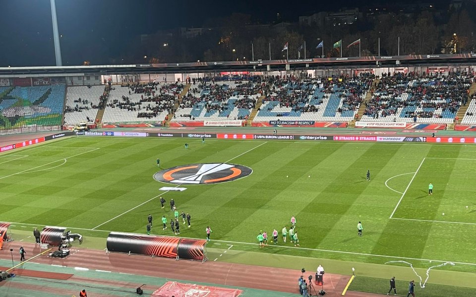 Както подобава, сръбският Цървена звезда проведе загрявката си преди мача