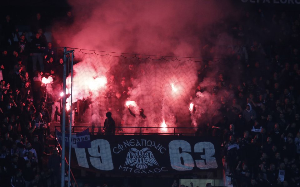 Бесни фенове на гръцкия ПАОК се втурнаха към терена в