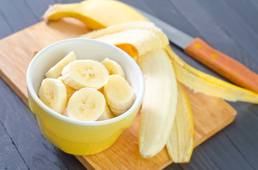 <p><strong>5. Нормализира високото кръвно налягане</strong><br />
Този уникален тропически плод има изключително високи стойности на потасиум, а заедно с това ниски стойности на соли, което го прави идеален за регулиране на кръвното налягане. Това е и една от причините Американската здравна организация да позволи на производителите на банани да обявят официално плода за средство за намаляване риска от високо кръвно налягане и инсулт.</p>