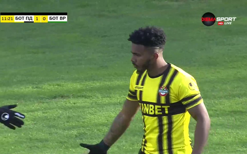 В 12-ата минута Тодор Неделев разсече защитата на гостите с