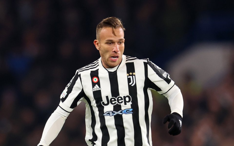 Халфът на Ювентус Артур Мело е в трансферните планове на