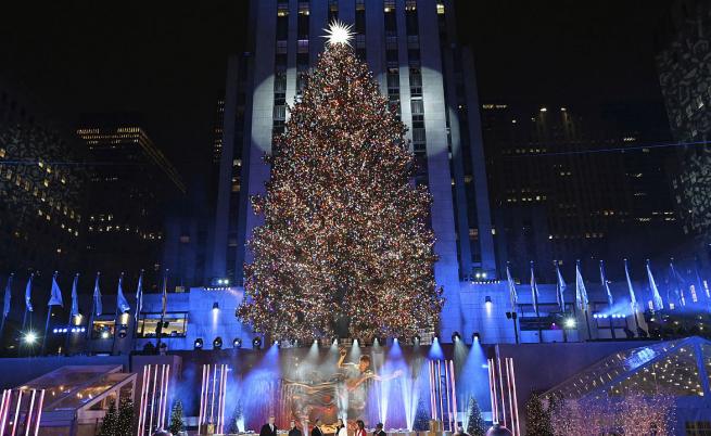 Коледното дърво в центъра Рокфелер в Ню Йорк грейна в светлини