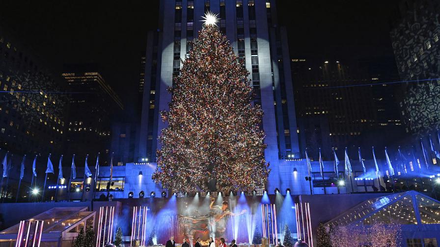 Коледното дърво в центъра Рокфелер в Ню Йорк грейна в светлини