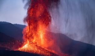 <p>Изригна най-големият активен вулкан в света&nbsp;(СНИМКИ/ВИДЕО)</p>