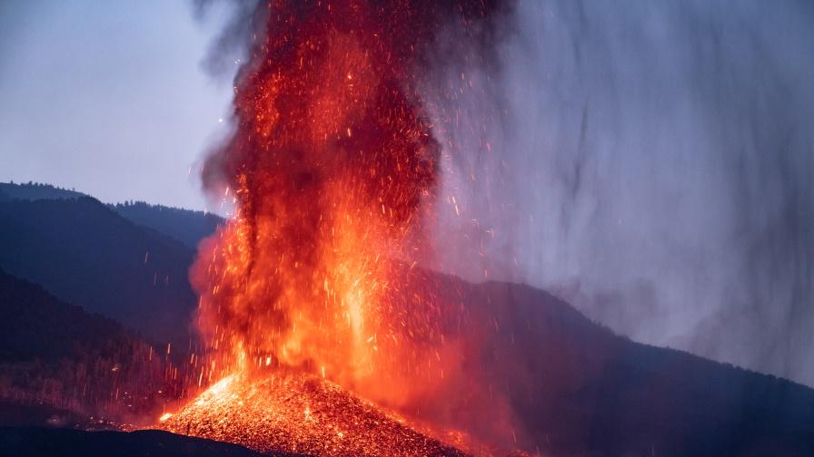 <p>Изригна най-големият активен вулкан в света&nbsp;(СНИМКИ/ВИДЕО)</p>